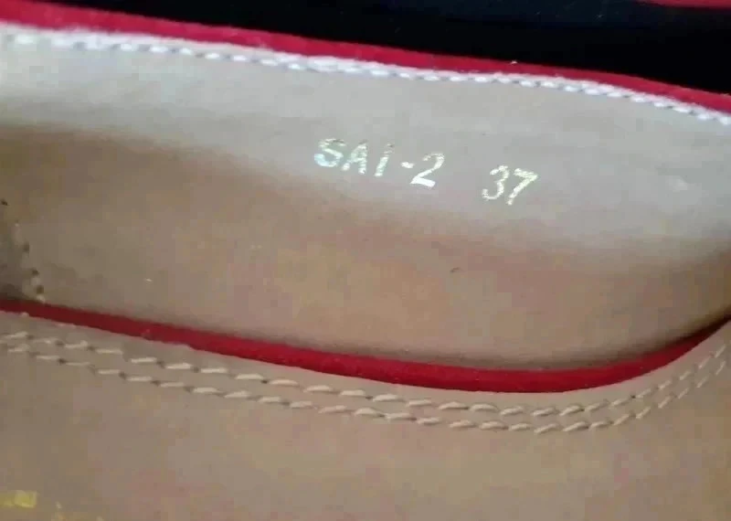 Sapato vermelho e preto com pequeno laço na frente e salto plataforma de 4 cm marca 5 eme saison tamanho 37 – photo 7